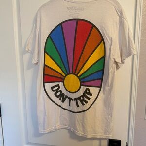 Free & Easy “Don’t Trip” Rainbow Graphic Tee – Size M